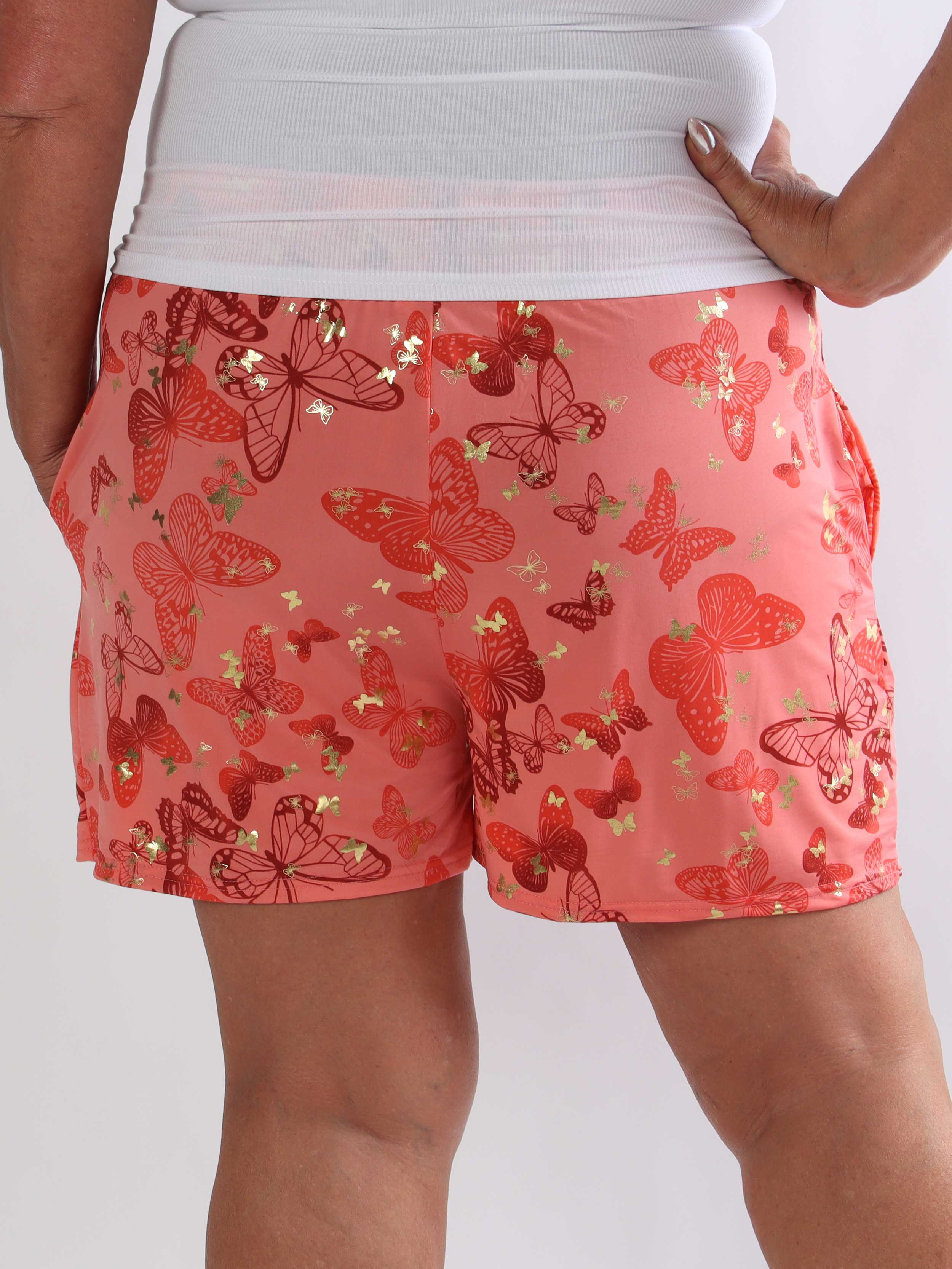 Pams Butterfly Shorts - Plus size shorts med sommerfugleprint og gulddetaljer